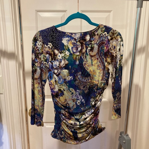 Floral print, side-gathered, body-con, stretchy top.  Size 6 - Picture 5 of 6